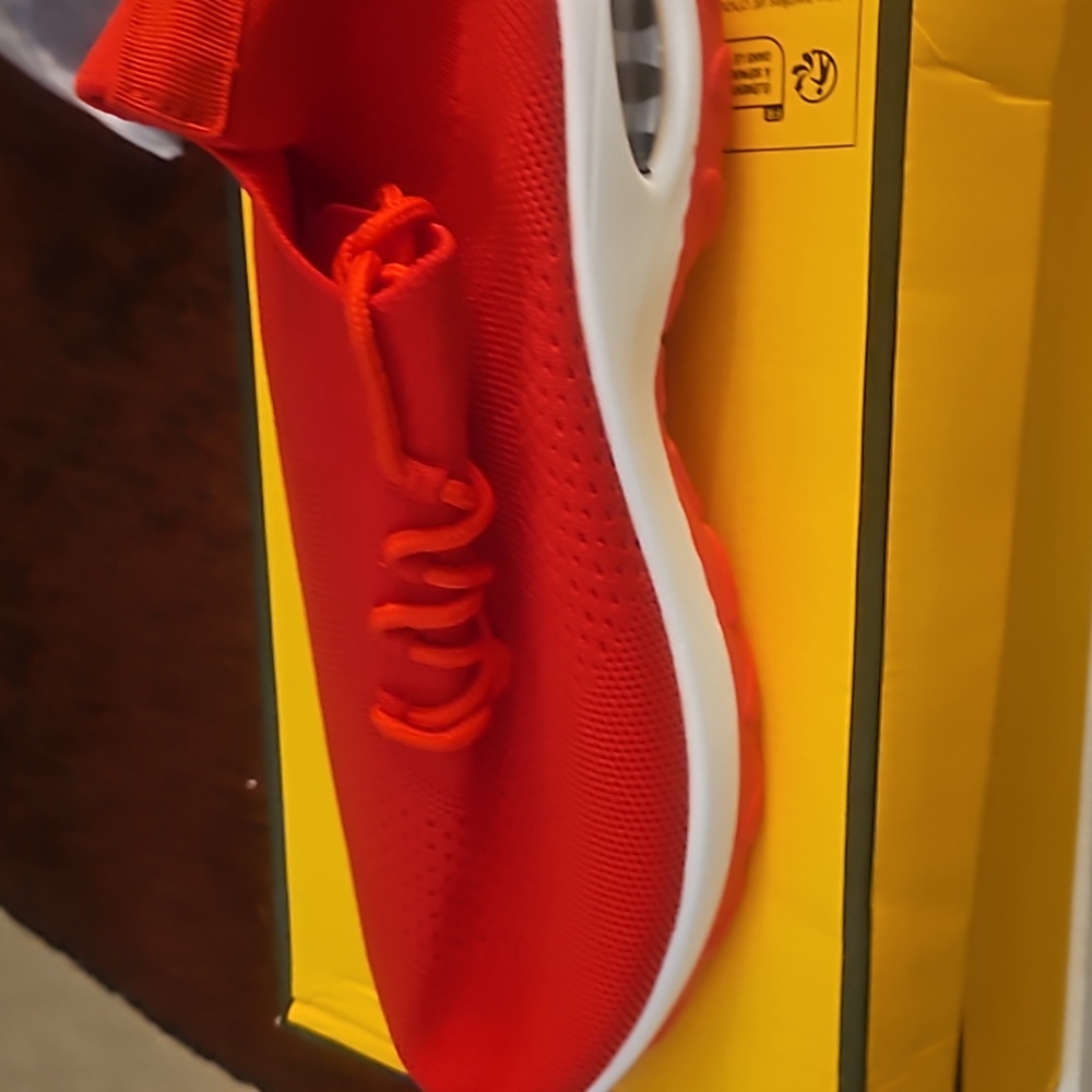 Tennis shoes